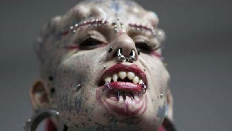 Și-a lăsat jobul de avocat pentru a deveni „femeia vampir”! Corpul ei are cele mai multe tatuaje și transformări din lume!