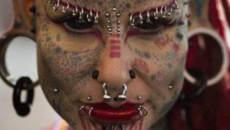 Și-a lăsat jobul de avocat pentru a deveni „femeia vampir”! Corpul ei are cele mai multe tatuaje și transformări din lume!