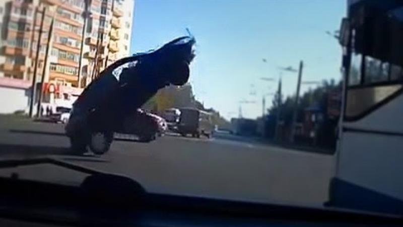 Criză de râs în lanț! Șoferii din Rusia sunt un adevărat fenomen pe stradă! Nu vezi așa ceva în fiecare zi! (VIDEO)