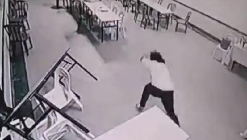 O fantomă și-a făcut de cap la un hotel! Au filmat-o cum mișca mobila și ataca turiștii! (VIDEO)