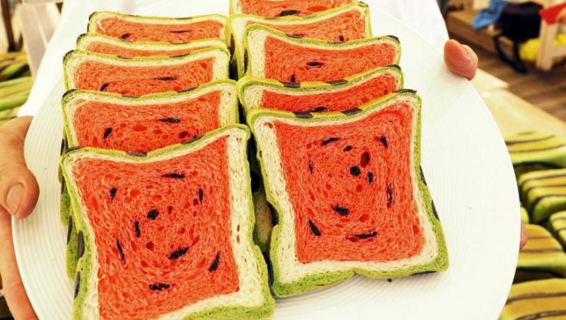 Ai avea curaj să mănânci așa ceva? Un taiwanez a inventat pâinea în formă de pepene verde, cea mai tare delicatesă…pentru copii