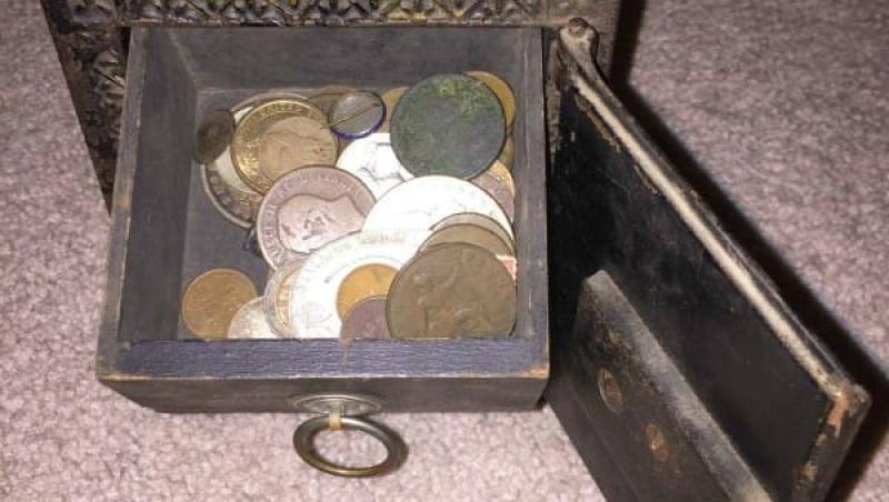 FOTO: Descoperire senzațională făcută de un puști! A găsit monede din argint într-un seif vechi