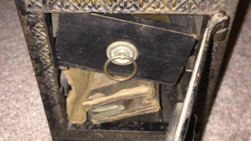 FOTO: Descoperire senzațională făcută de un puști! A găsit monede din argint într-un seif vechi