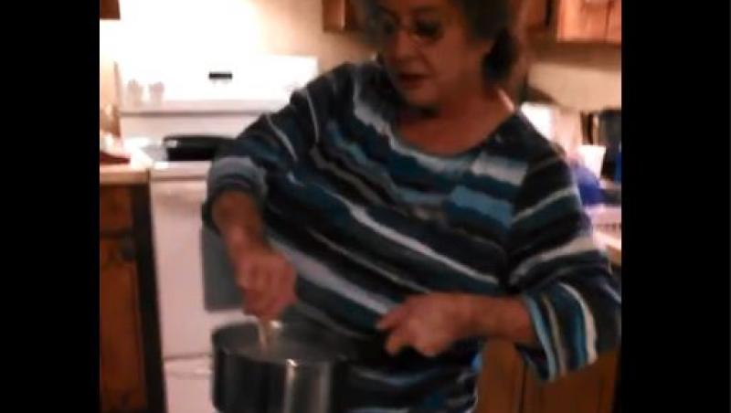 Ce se întâmplă când bunica gătește și aude melodia preferată! Râzi cu lacrimi! (VIDEO)