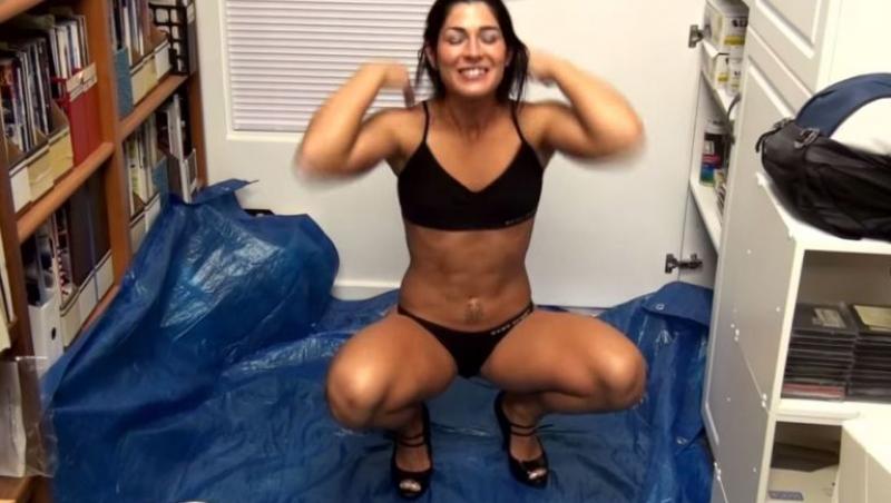 Cum să faci o salată de fructe într-un mod sexy! Femeia asta este fatală în bucătărie! (VIDEO)