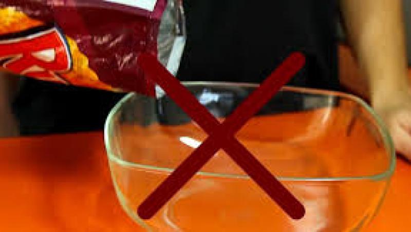 Ai mâncat greșit chips-uri și sigur nu știi să torni sucul corect în pahar! Acest video e dovada pură că te-ai înșelat amarnic!