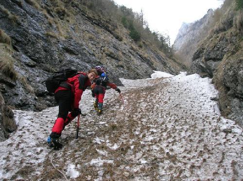 Se &icirc;nt&acirc;mplă &icirc;n mijlocul verii! Patru tineri, blocaţi &icirc;ntr-o zonă cu zăpadă din Munții Bucegi!
