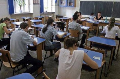 BAC 2015:  Elevii de clasa a XII-a susțin luni proba scrisă la limba română
