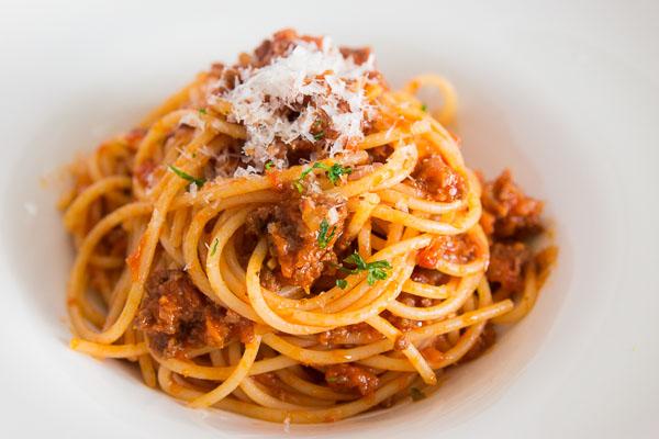 Simplu şi rapid de gătit! Spaghete jucăuşe, un preparat demenţial, cu legume şi alune caju