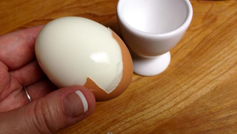 Cum se curăță corect un ou! Acest truc te va face maestru în bucătărie! (VIDEO)