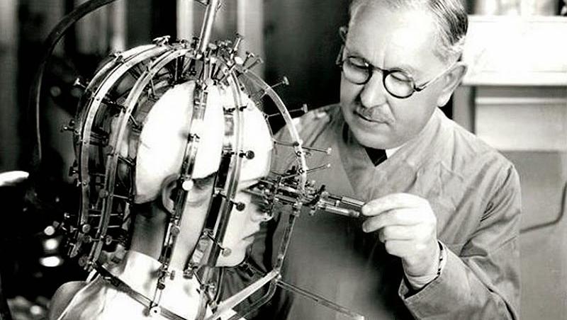 Max Factor şi dispozitivul creat de el pentru a corecta aplicarea machiajului, 1930