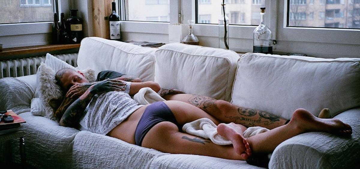 Și-a prins fiica dormind &icirc;n pat cu un străin! Reacția tatălui a fost neașteptată, dar ceea ce a urmat a fost mai mult dec&acirc;t tulburător!