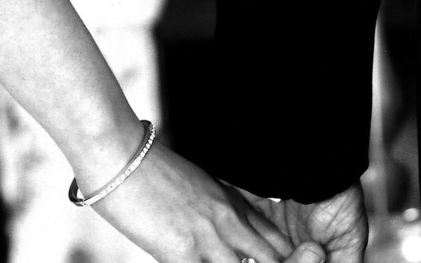 Povestea lor, fără cuvinte! "&Icirc;ntr-o dimineață, s-a trezit pe noptieră cu un bilet. Era de la el, de la soțul său, de la omul pe care &icirc;l uitase... deși era mereu l&acirc;ngă ea"