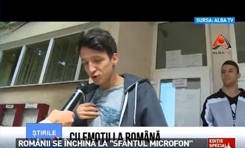 VIRALUL BAC-ULUI 2015: Râzi cu lacrimi! Un tânăr s-a închinat la "Sfântul Microfon", după ce a ieșit de la examen