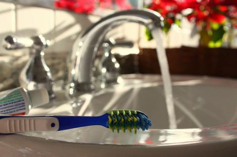 Crezi că îți curăță dinții, dar te expui unui pericol URIAȘ! Iată ce poate ascunde periuța ta de dinți