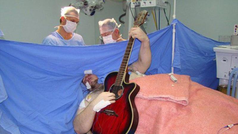 VIDEO: Curaj sau nebunie? Cântă la chitară, în timp ce e operat pe creier: 