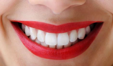 Dentiștii nu vor să afli ASTA! Uite cum să îți albești dinții acasă, cu un ingredient din bucătărie! Toți te vor invidia!