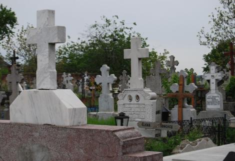 Într-un cimitir a apărut ceva mai mult decât TERIFIANT! „Acum avem DOVADA clară că așa ceva există, chiar dacă biserica nu este de acord!”