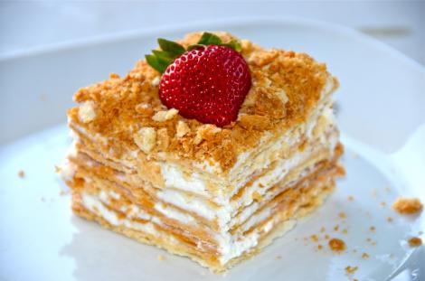 Prăjitura "Napoleon" e un desert perfect! Se face foarte repede, cu puţine ingrediente, iar gustul este minunat