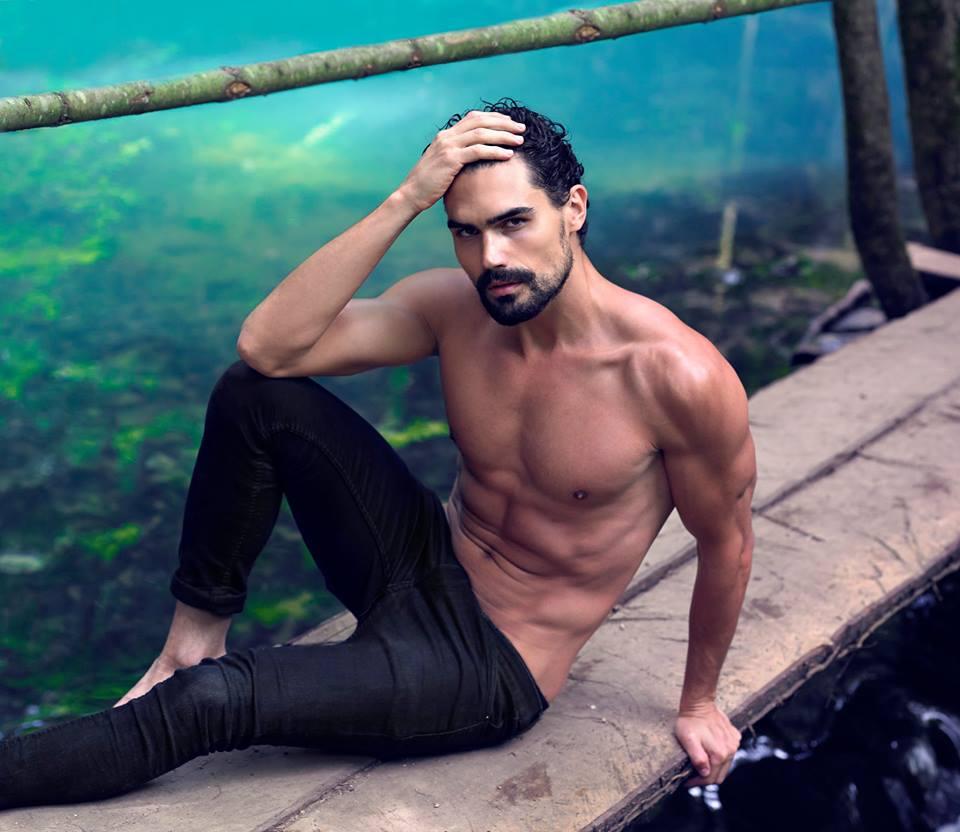 Cel care a fr&acirc;nt inimile fetelor la emisiunea "Burlacul", apariție șoc! Andrei Andrei a ieșit la alergat &icirc;ntr-o ținută indecentă: S-a văzut mult prea mult!