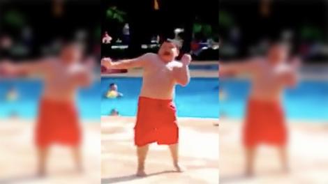 Un puști dolofan se afla la piscină atunci când a început să danseze precum nimeni altul! (VIDEO)