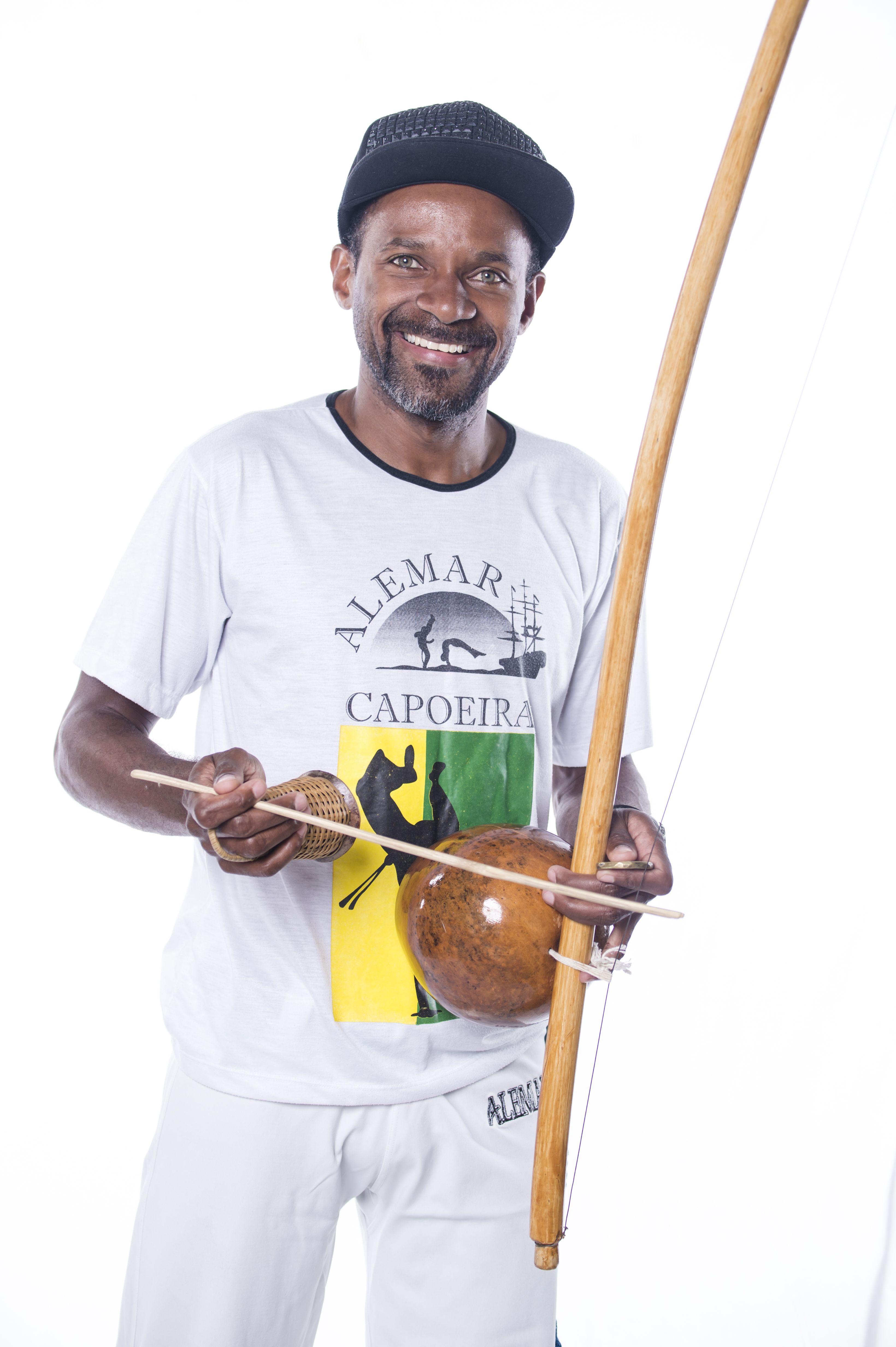 Splash! Vedete la apă. Antonio Dos Santos &icirc;i &icirc;nvață pe rom&acirc;ni capoeira, o artă marțială braziliană