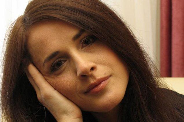 FOTO: Asemănare &icirc;nfiorătoare! Sosia Mădălinei Manole a şocat o ţară &icirc;ntreagă c&acirc;nd a apărut la morm&acirc;ntul artistei