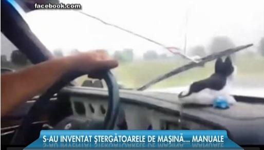 Hahahaa! Au inventat ştergătoarele de maşină manuale! Doi tineri ingenioși fac deliciul internetului, într-o Dacie