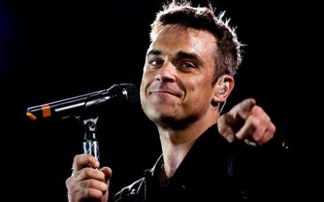 București: Robbie Williams a fost cucerit de frumusețea unei fane din public: Lumi!