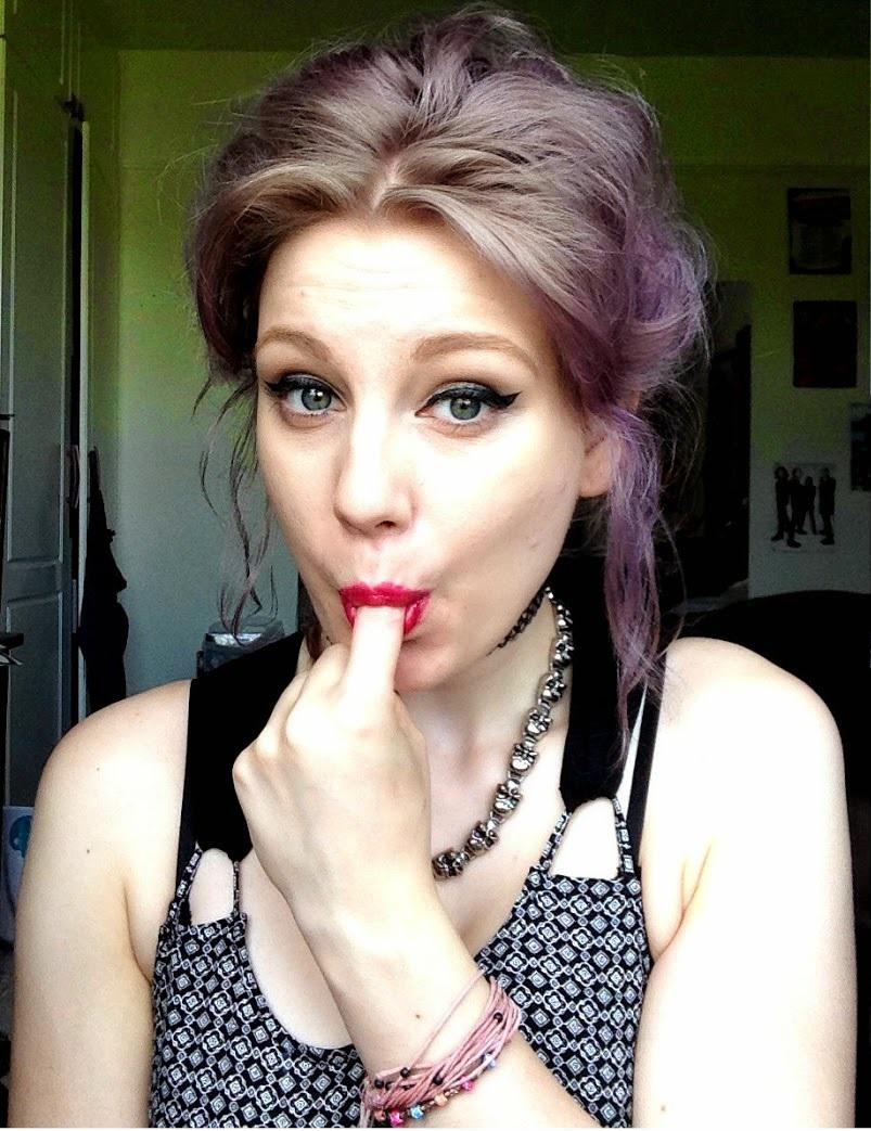 Lucruri pe care nu le imaginai! Ce face această t&acirc;nără cu machiajul te va intriga la culme! (VIDEO)