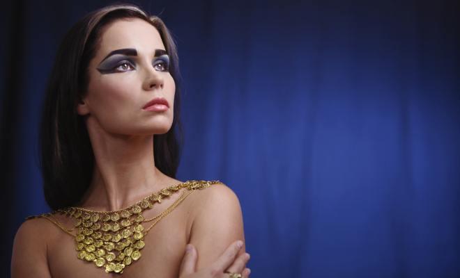 Cum se machiau femeile &icirc;n Antichitate: praf de g&acirc;ndaci colorați pe buze și seu de oaie pentru a masca bronzul feței