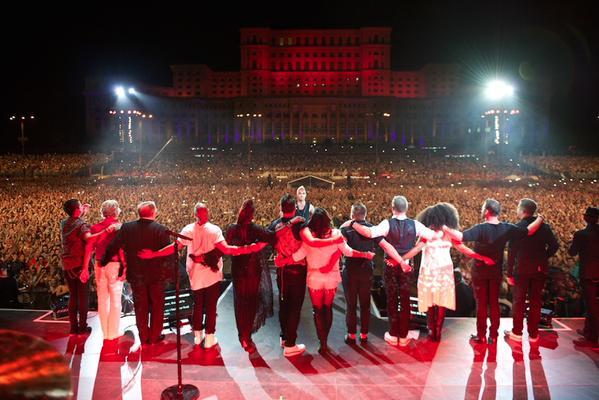 Robbie Williams, la un pas să dezamăgească peste 60.000 de oameni! A fost implicat &icirc;ntr-un accident rutier &icirc;n Bucureşti