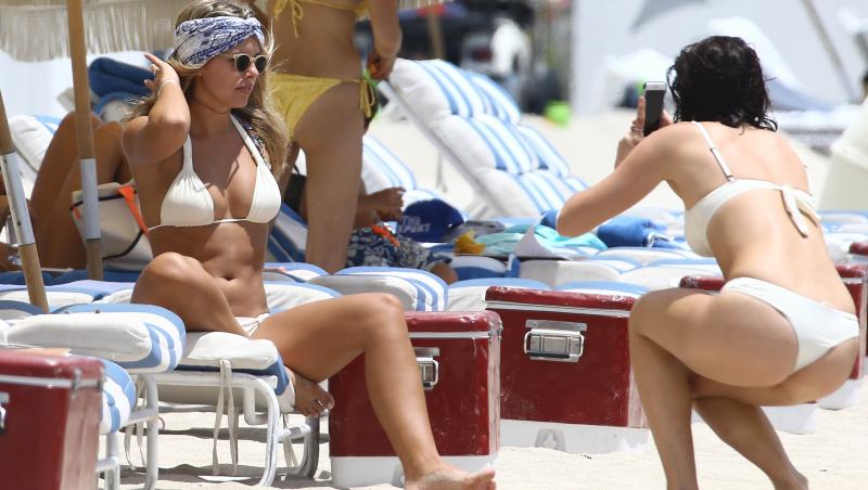 COD ROȘU! Natasha Oakley, surprinsă în ipostaze fierbinți pe plajă! Imagini de senzație