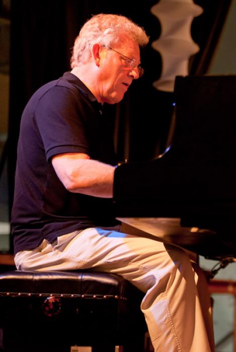 Pianistul John Taylor a murit la 72 de ani, după ce a suferit un infarct pe scenă