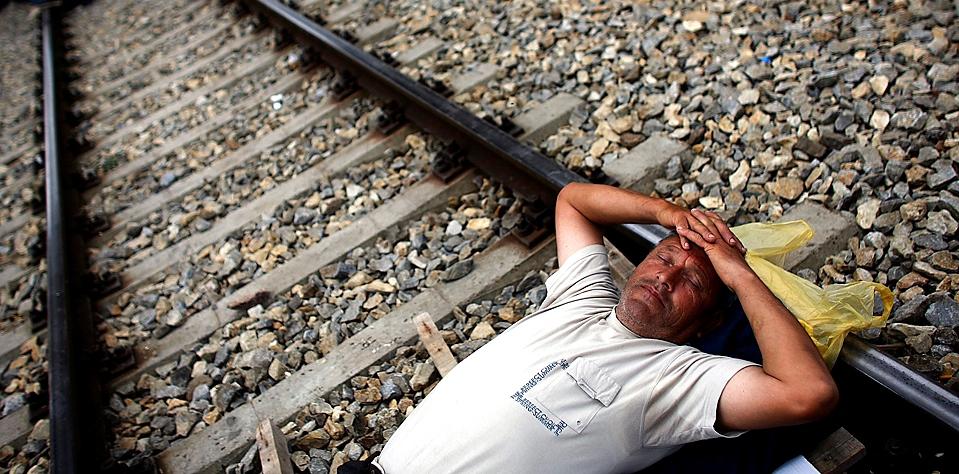 Mort de beat, a adormit pe șine și a trecut trenul peste el! Ce-au găsit la fața locului i-a lăsat pe toți cu gurile căscate!