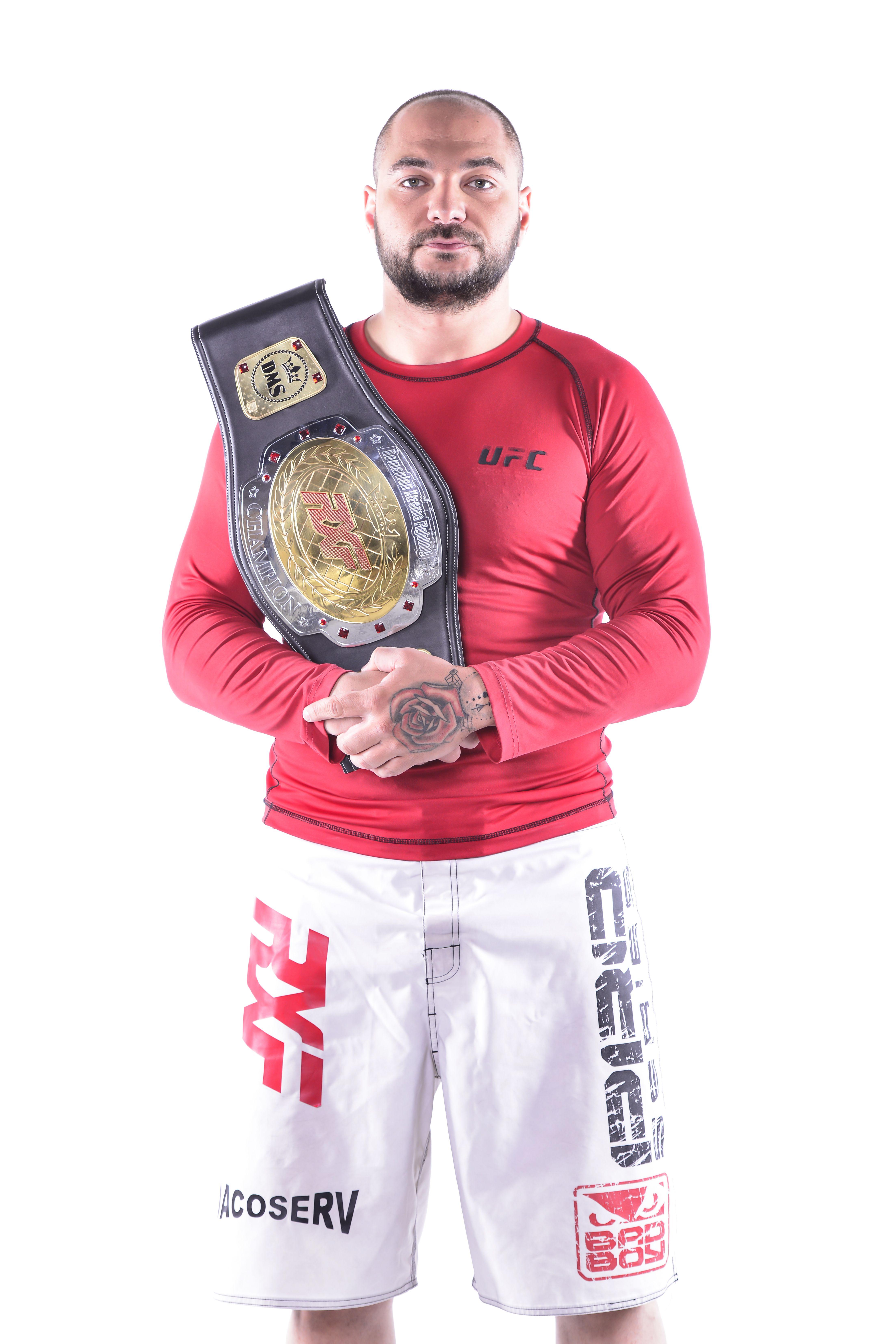 Splash! Vedete la apă. Cristi Mitrea este campion național la luptele &icirc;n cușcă