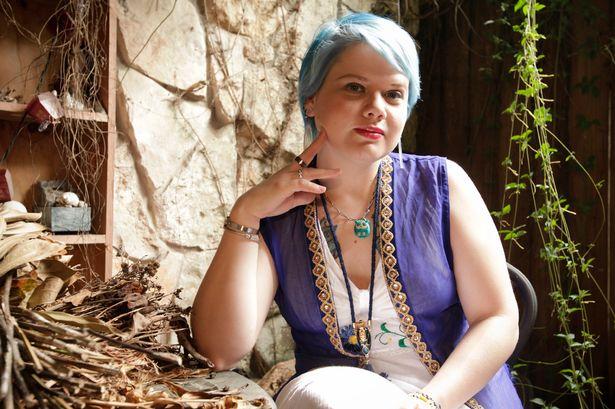 &bdquo;Mi-am lăsat iubitul să-mi bea s&acirc;ngele, ca să poată supraviețui&rdquo;! Povestea stranie a acestei tinere te va lăsa fără cuvinte!