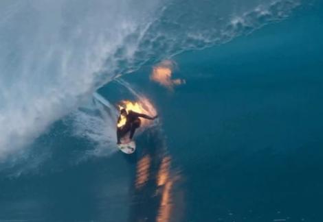 VIDEO: A vrut să dovedească că e cel mai tare şi a făcut surf în flăcări! Ce a ieşit