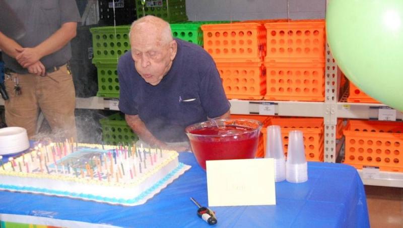 Loren Wade, cel mai bătrân angajat din lume! A sărbătorit 103 ani la serviciu, prin muncă!!!