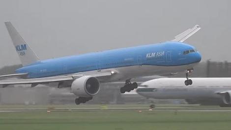 VIDEO: Imagini incredibile pe un aeroport din Amsterdam! Au crezut că viața lor se va sfârși, dar piloții au realizat o aterizare la limită PERFECTĂ