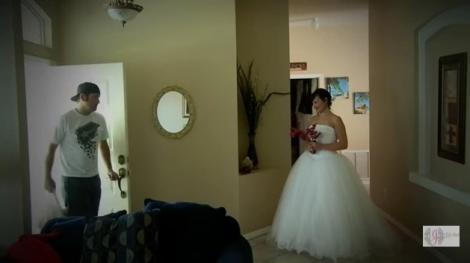 VIDEO: A îmbrăcat din nou rochia de mireasă, după șapte ani de la nuntă! Reacția soțului, fără cuvinte!