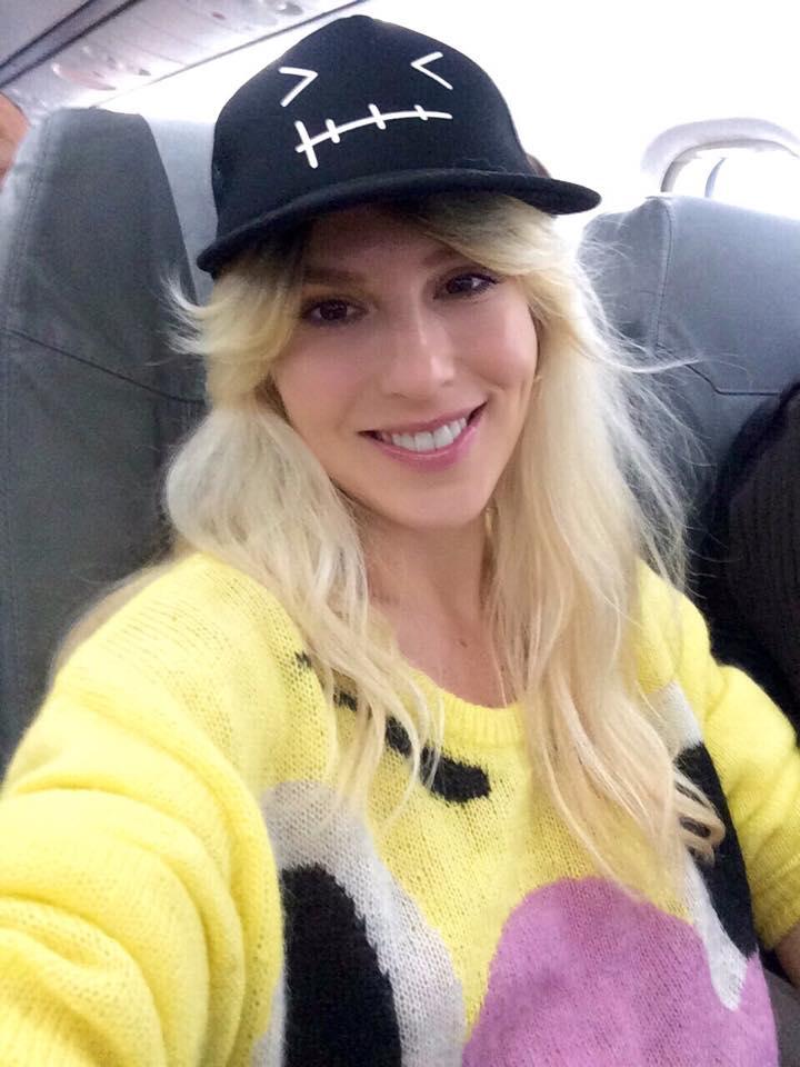 Cum arăta Corina Bud &icirc;n copilărie, la c&acirc;ţiva anişori! Acum este extrem de sexy şi &icirc;ndrăzneaţă, dar atunci era un copil timid