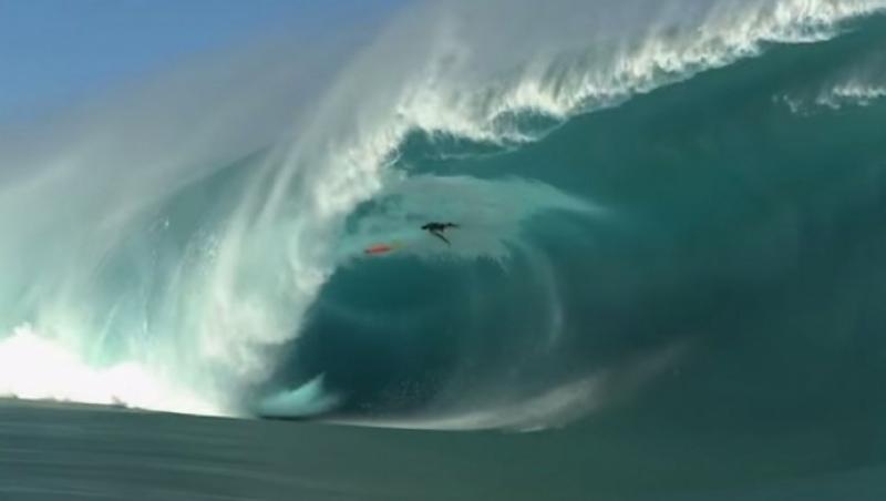 Pur și simplu îți taie răsuflarea! Un surfer a făcut senzație pe un val de aproape șapte metri! Imaginile, fără cuvinte