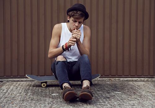 Un puști a venit la el ca să-i ceară țigări, iar bărbatul i-a dat un răspuns genial! Uite ce i-a cumpărat &icirc;n schimb!