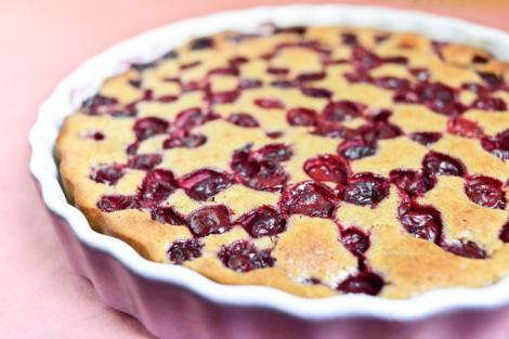 Reţetă video: Prăjitură simplă cu cireşe, gata în câteva minute! Ai nevoie de puţine ingrediente pentru ea