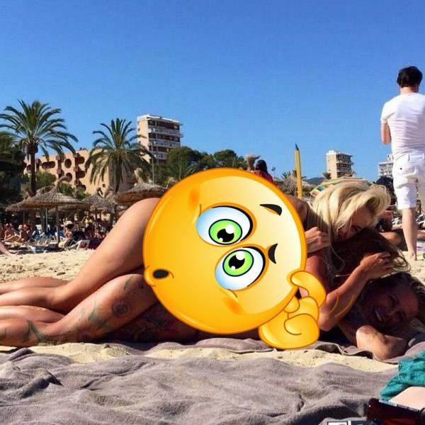 FOTO: Au renunţat la haine şi au oferit un spectacol deocheat! Trei blonde, atracţiile de pe plajă