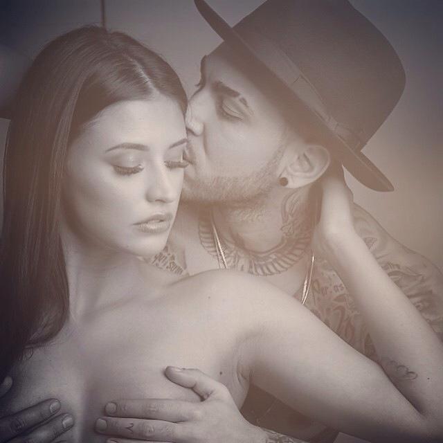 FOTO: Cu ruj, pe oglindă! Ce declaraţie de iubire i-a făcut Antonia lui Alex Velea