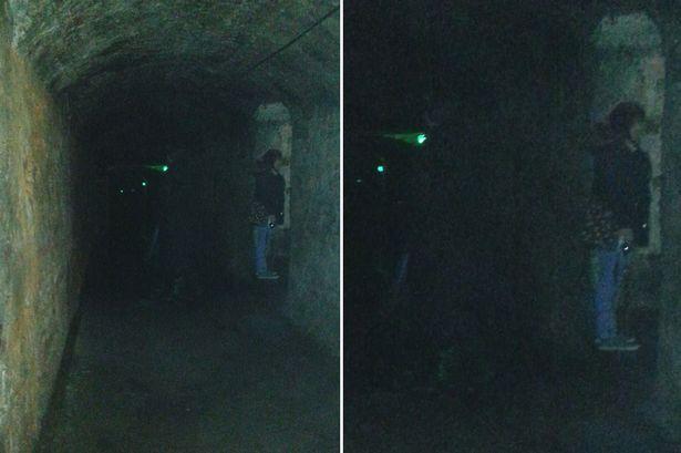 Credeau că sunt singure și fac o poză, dar atunci a apărut ceva bizar &icirc;n imagine!