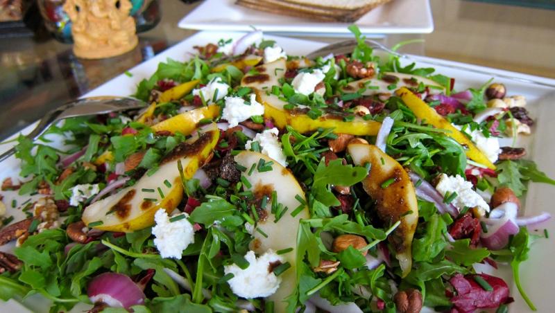 Rapid de preparat şi de sezon: Salată romantică, o mâncare delicioasă, cu puţine calorii
