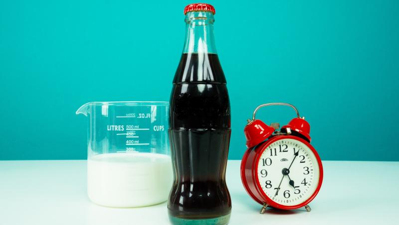 Ce se întâmplă dacă torni lapte peste cola și aștepți puțin! Uite din ce e făcut celebrul suc!